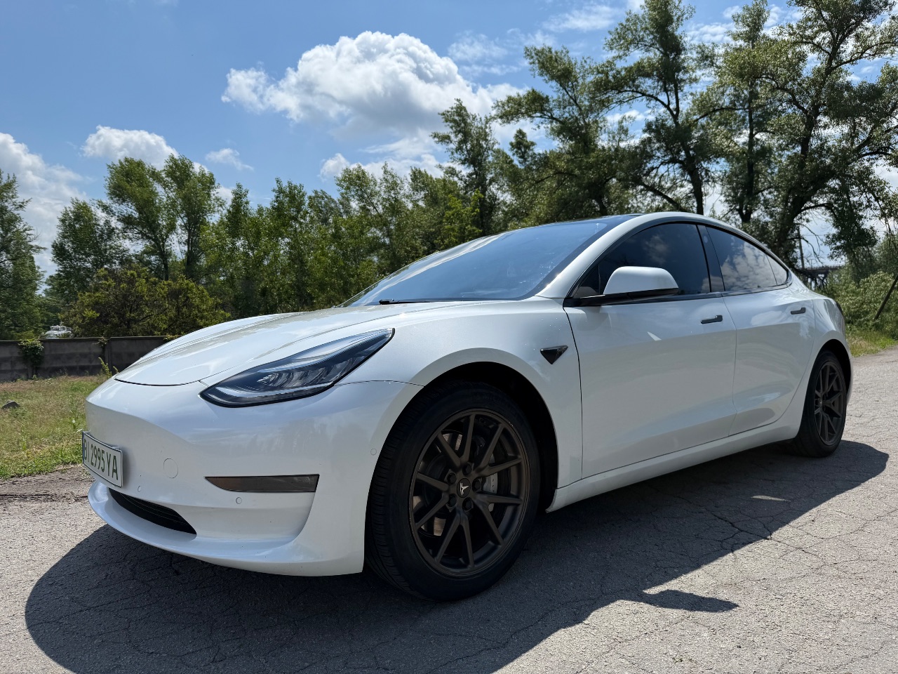 Tesla Model 3 - фото 1
