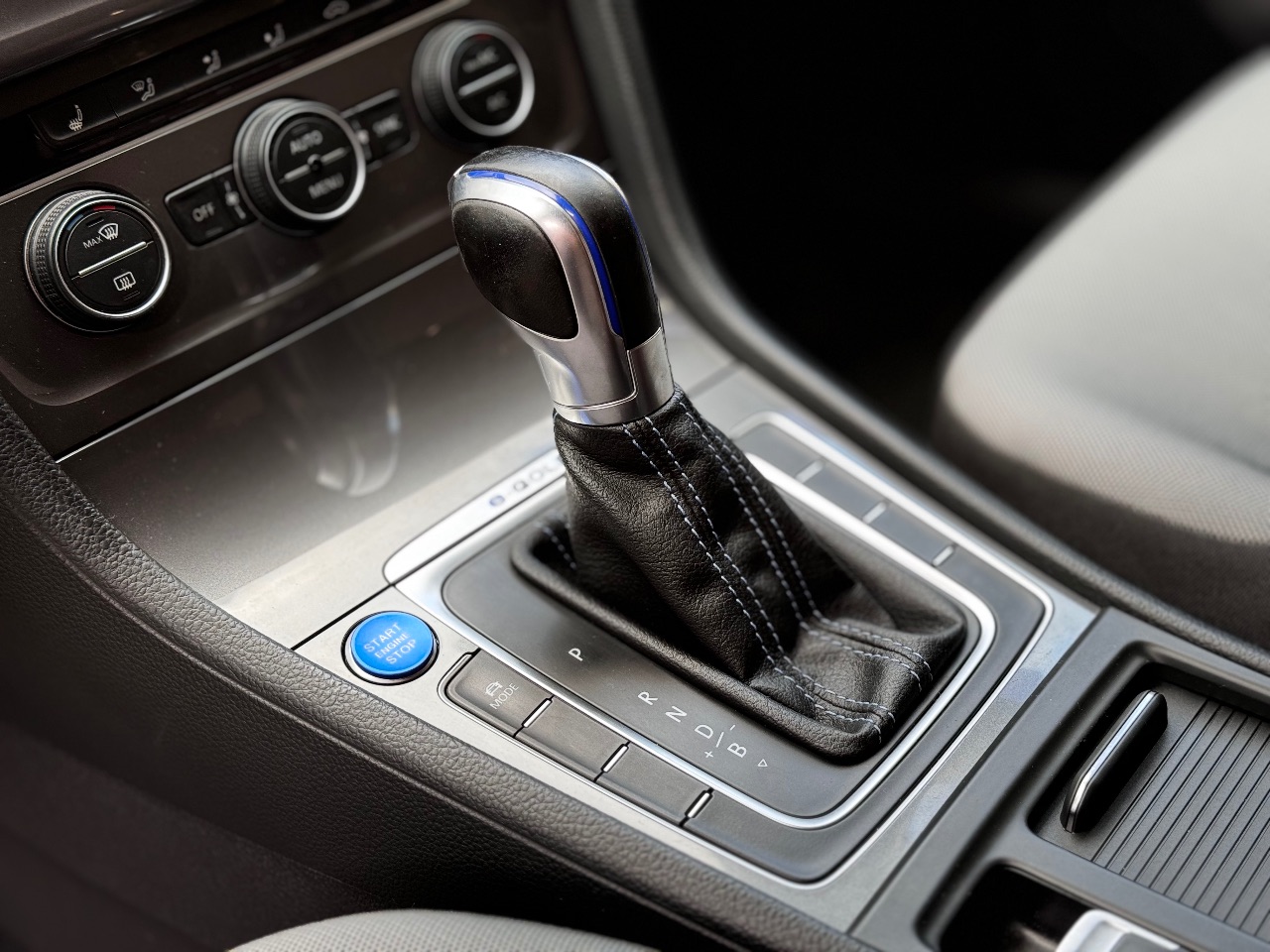 Volkswagen Golf - фото 8