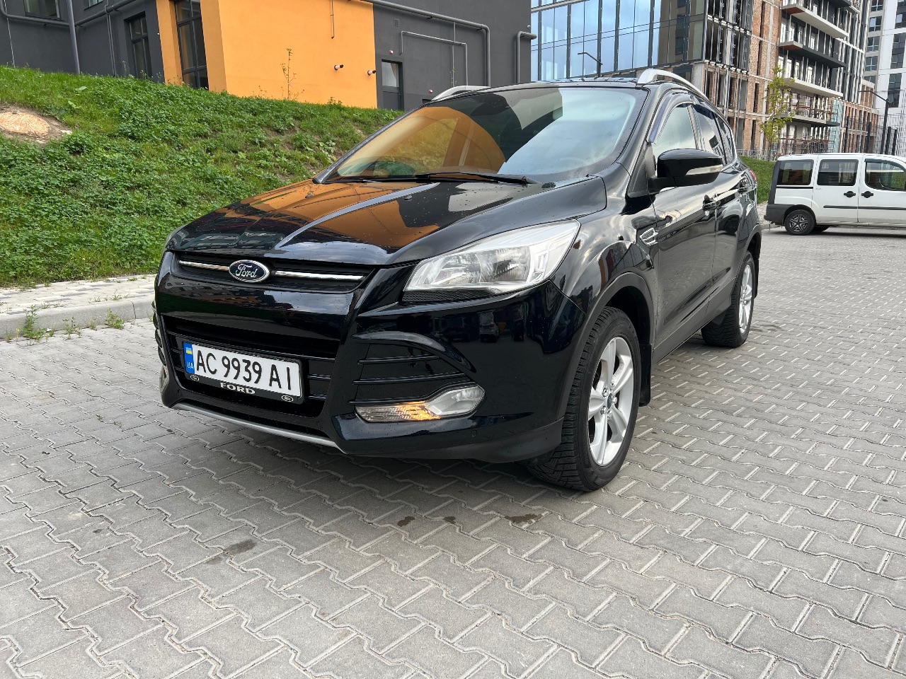 Ford Kuga - фото 1