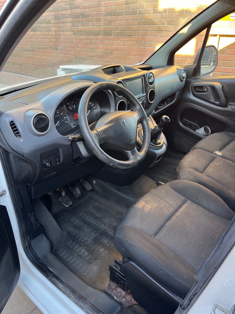 Peugeot Partner - фото 12