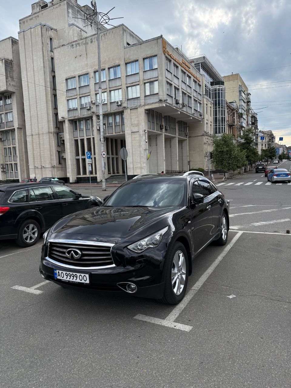 Infiniti QX70 - фото 1