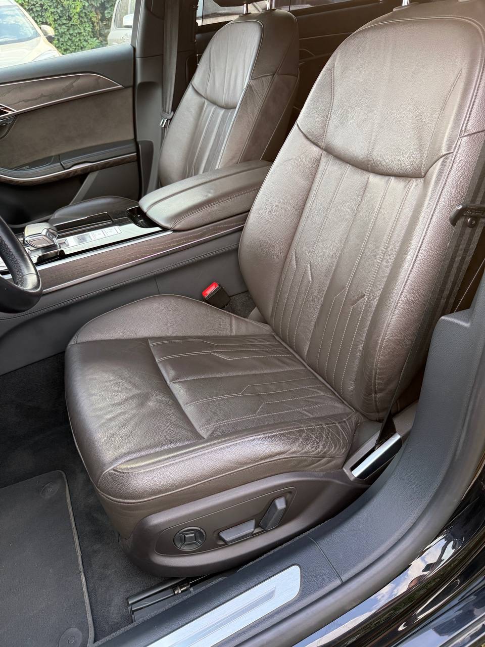 Audi A8 - фото 12