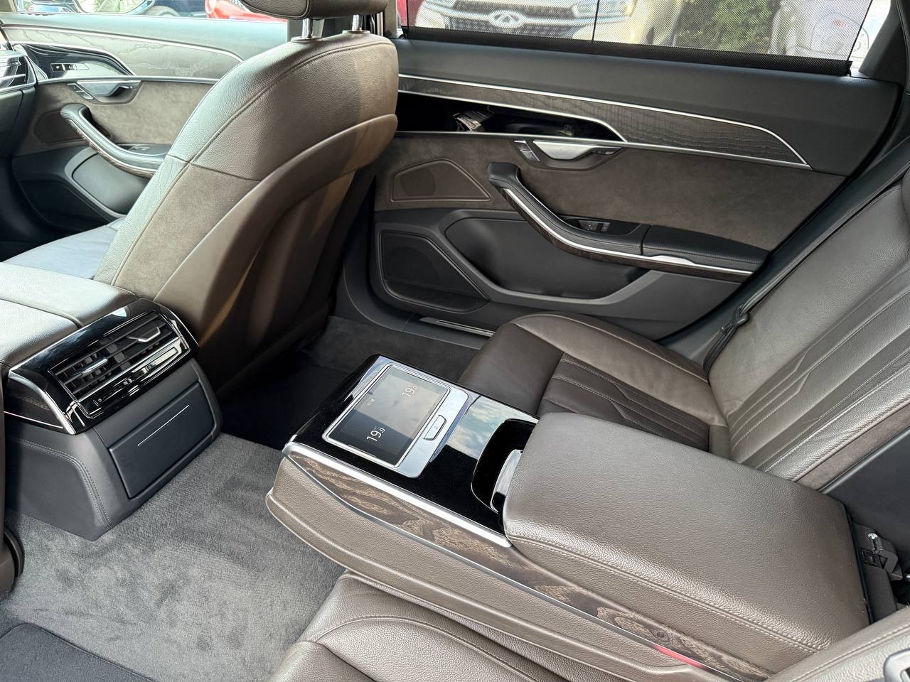 Audi A8 - фото 16