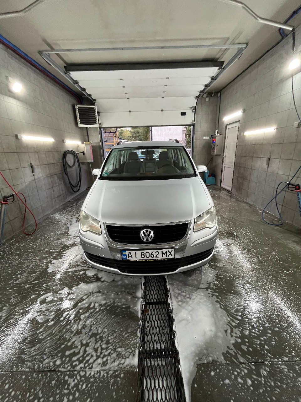 Volkswagen Touran - фото 1