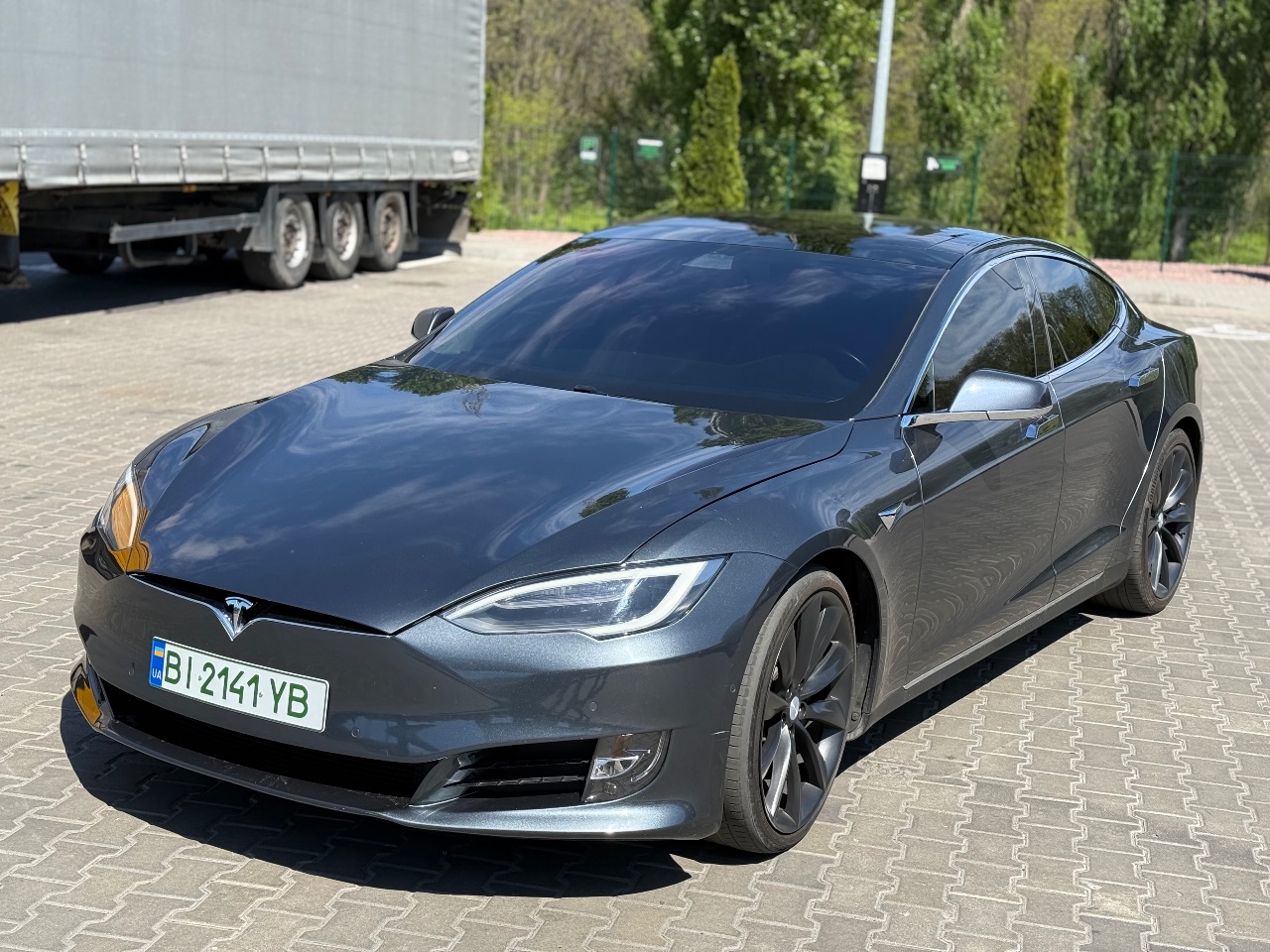Tesla Model S - фото 1