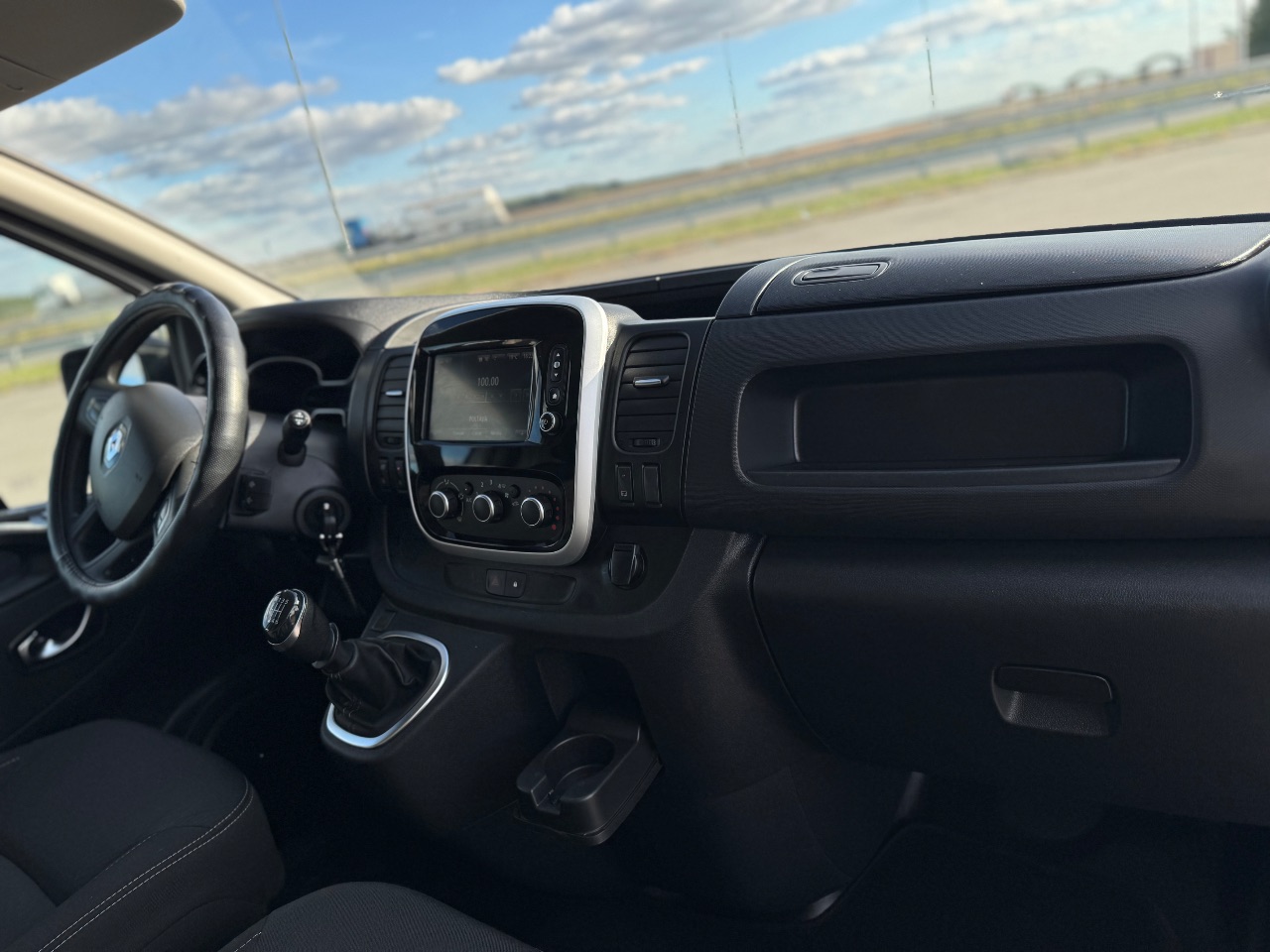 Renault Trafic - фото 12