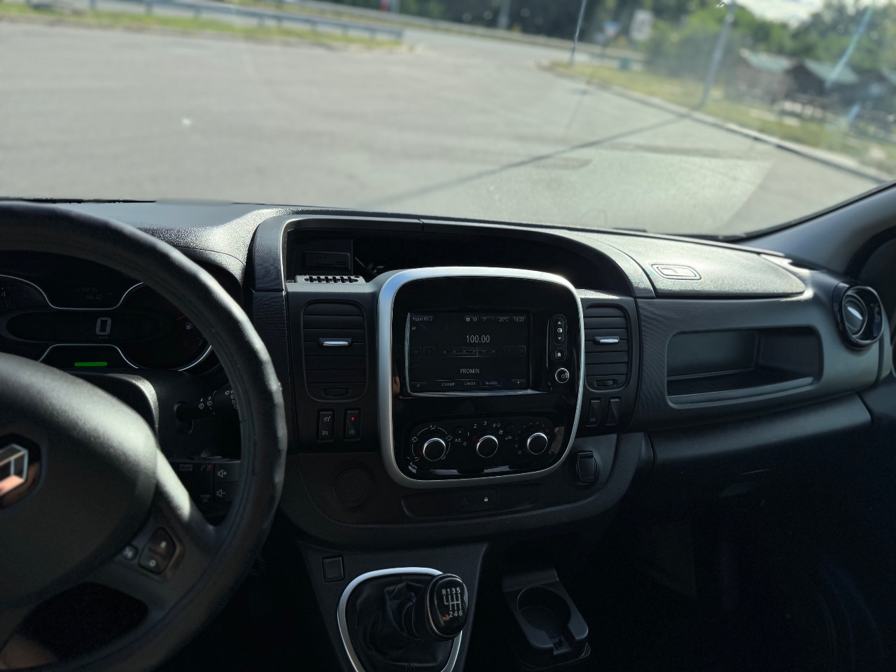 Renault Trafic - фото 13