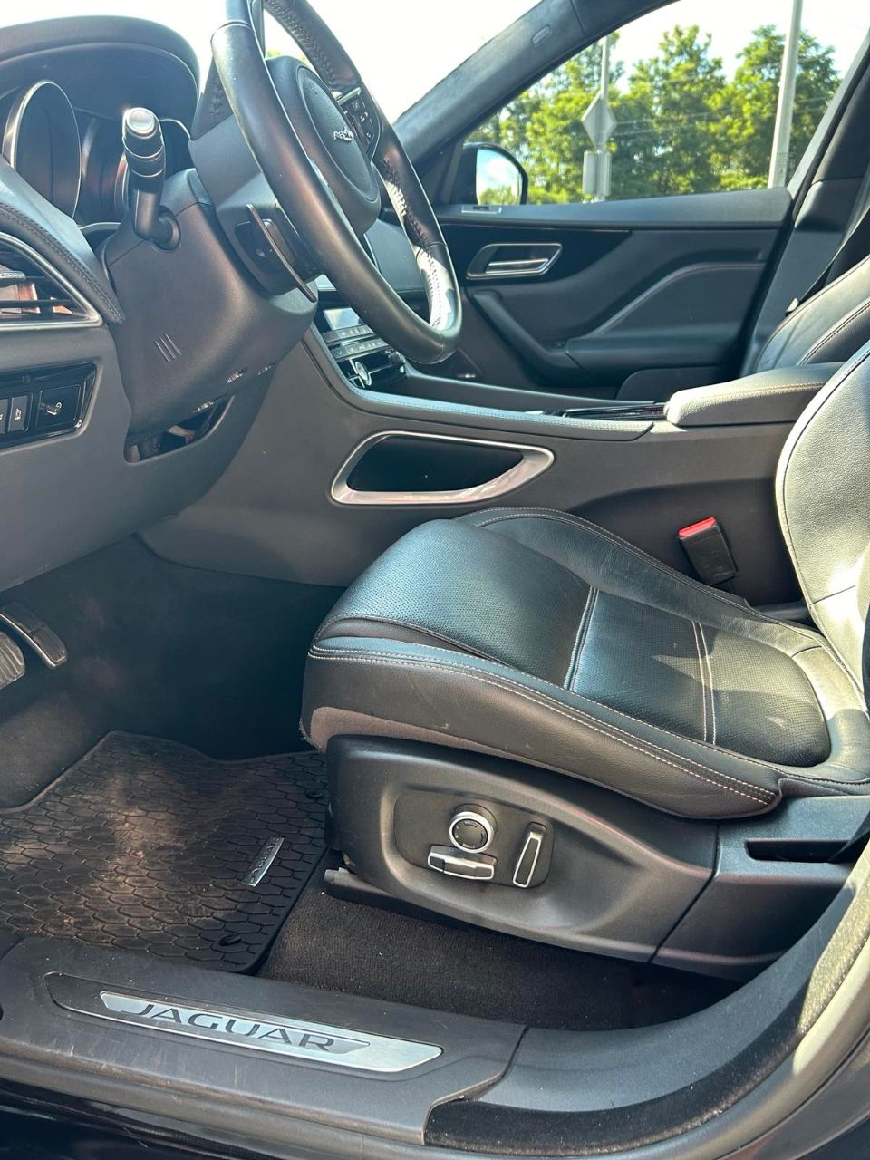 Jaguar F-Pace - фото 10