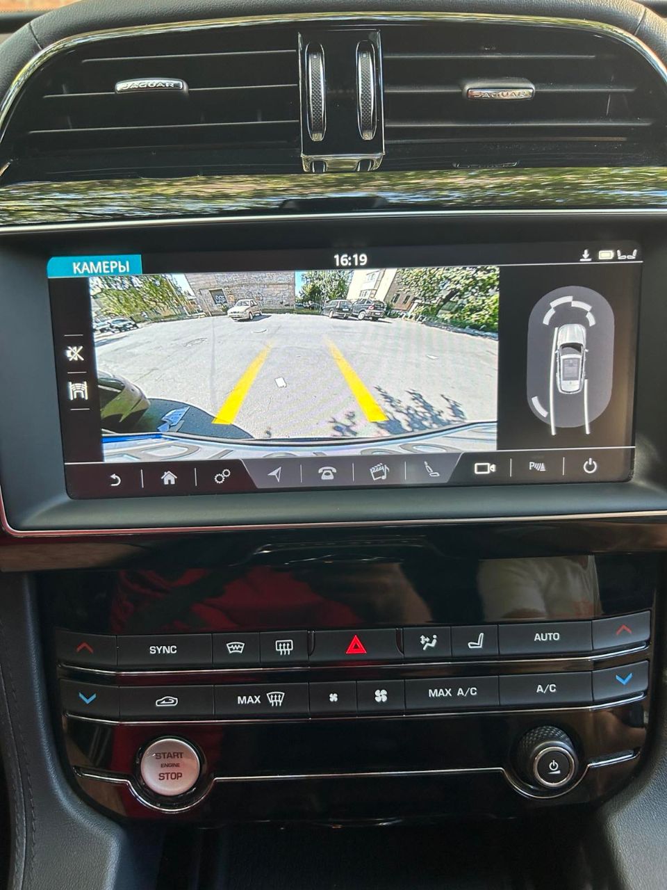 Jaguar F-Pace - фото 7