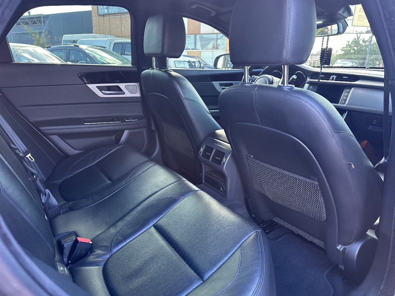 Jaguar XF - фото 12