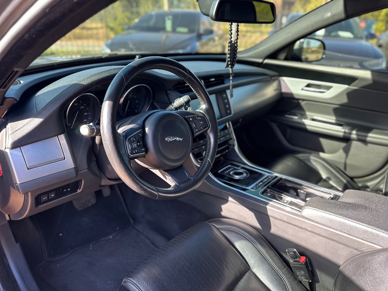 Jaguar XF - фото 9