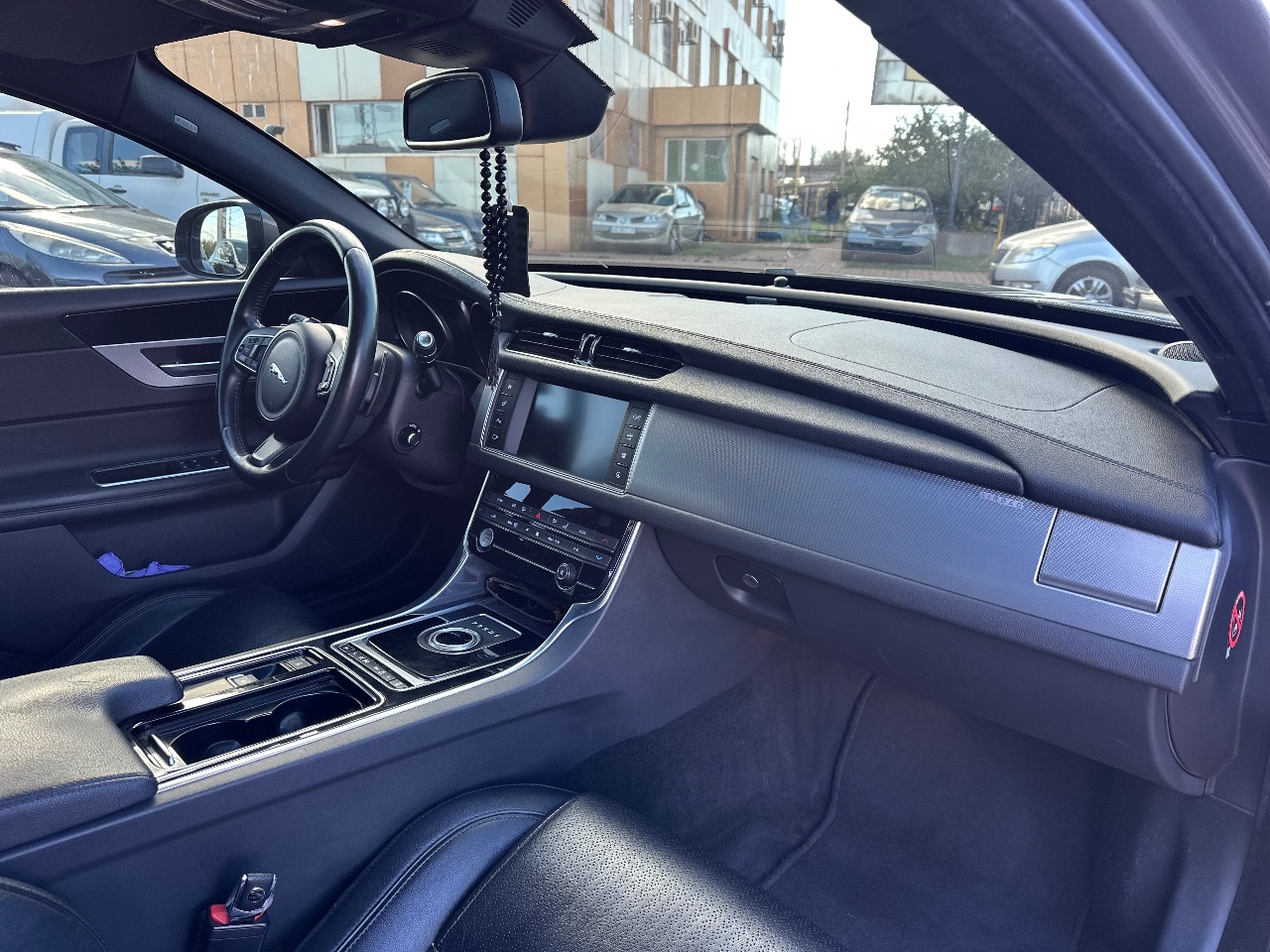 Jaguar XF - фото 8