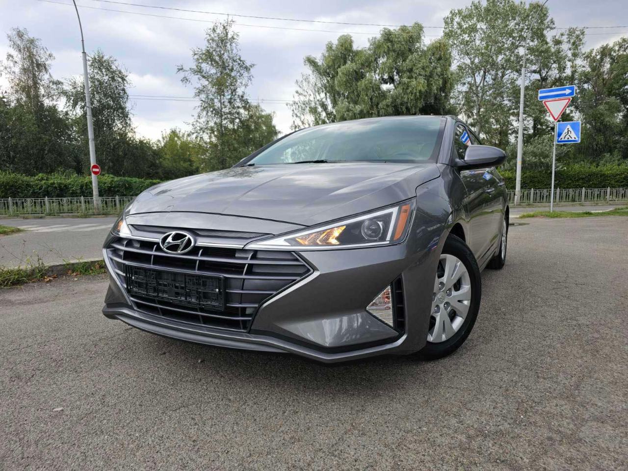 Hyundai Elantra - фото 1