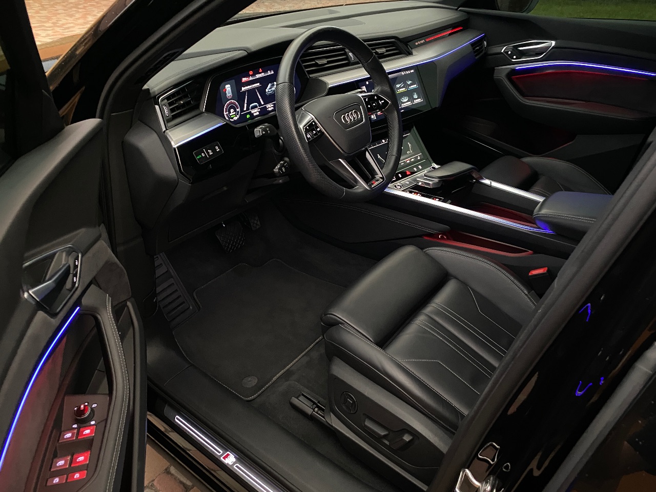 Audi e-tron - фото 11