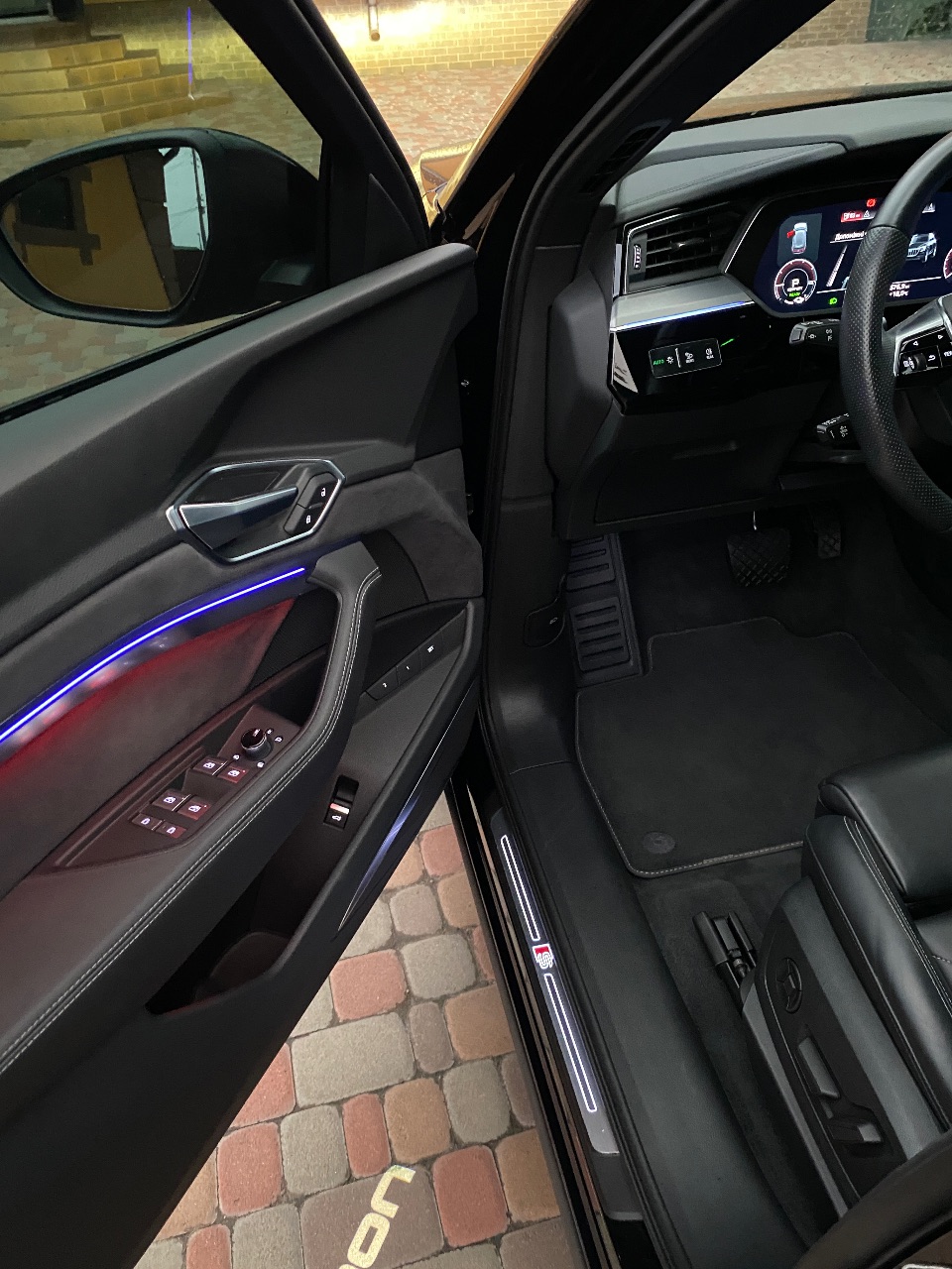 Audi e-tron - фото 10