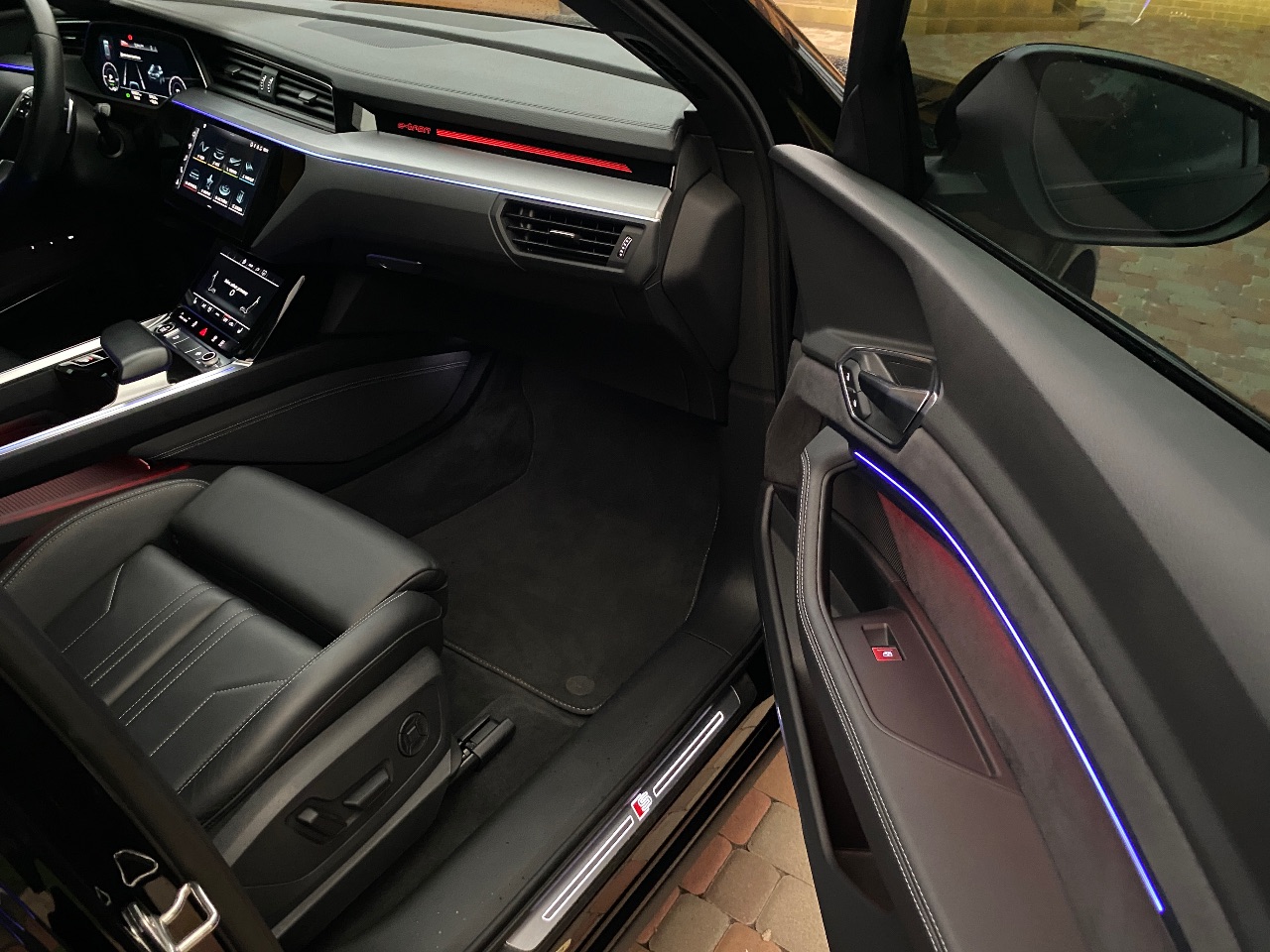 Audi e-tron - фото 14