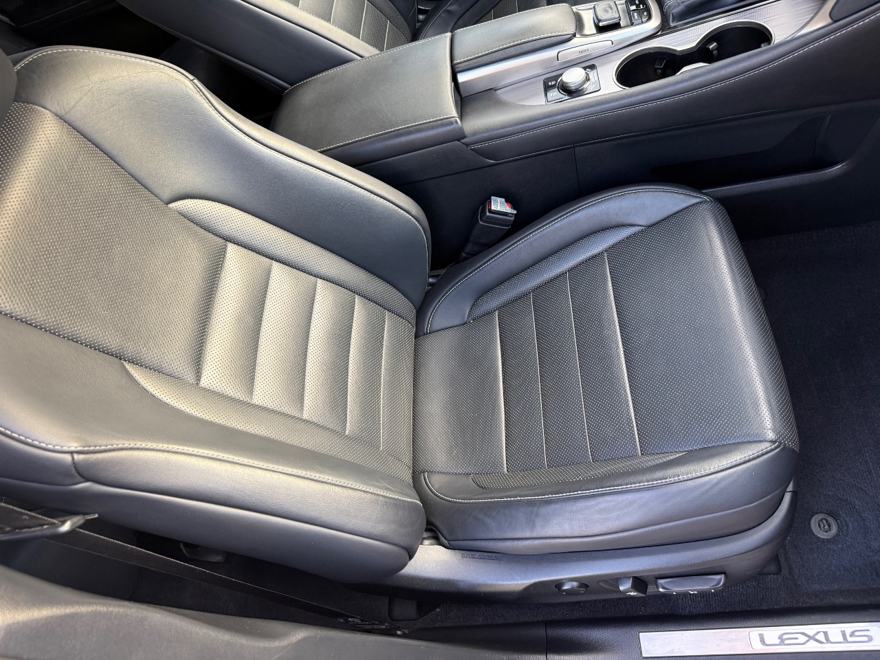 Lexus RX - фото 24