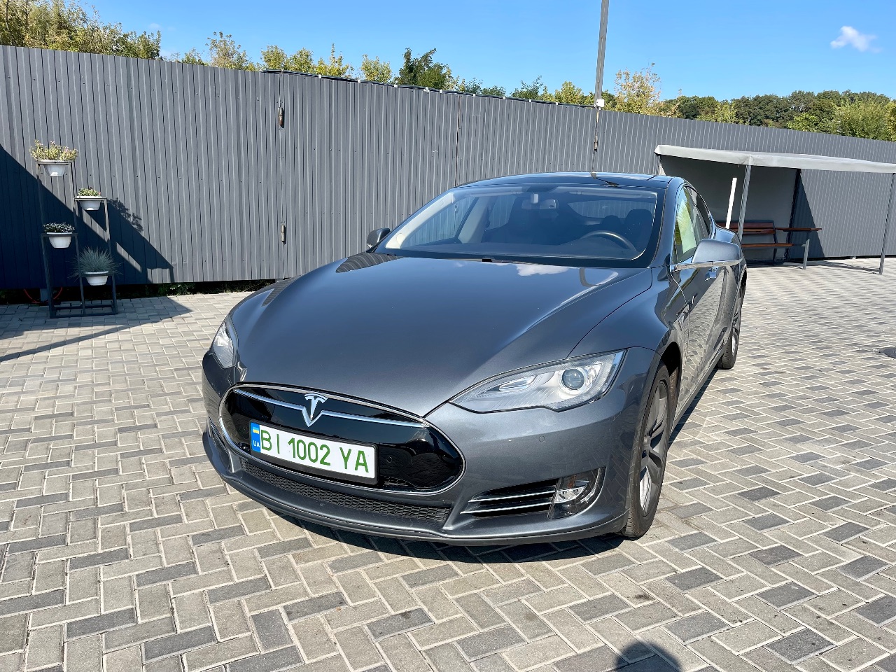 Tesla Model S - фото 1