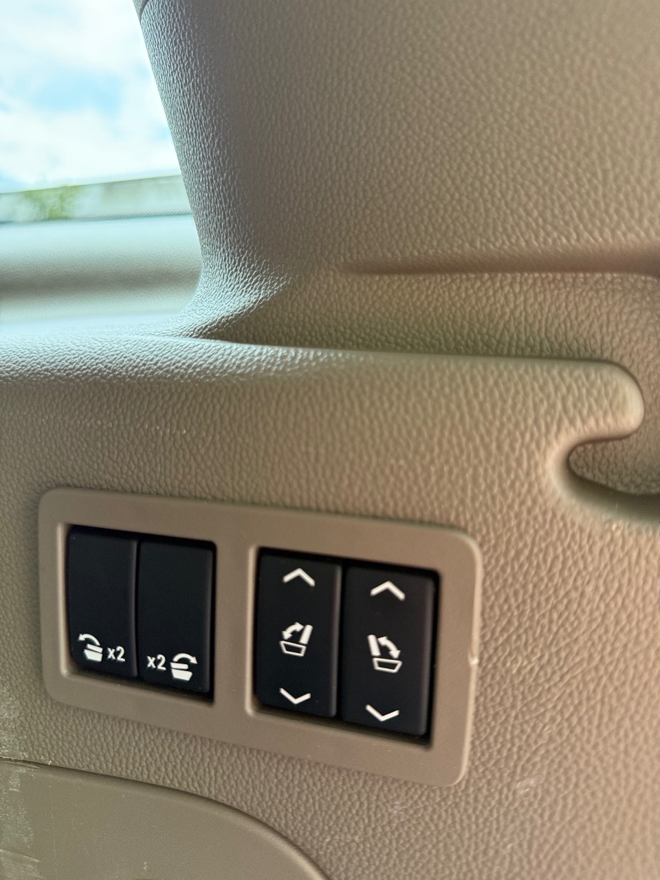 Chevrolet Suburban - фото 17