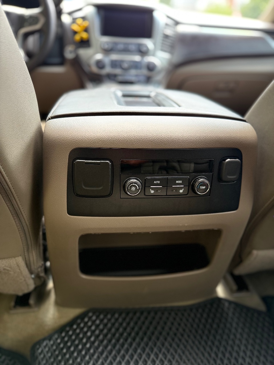 Chevrolet Suburban - фото 15