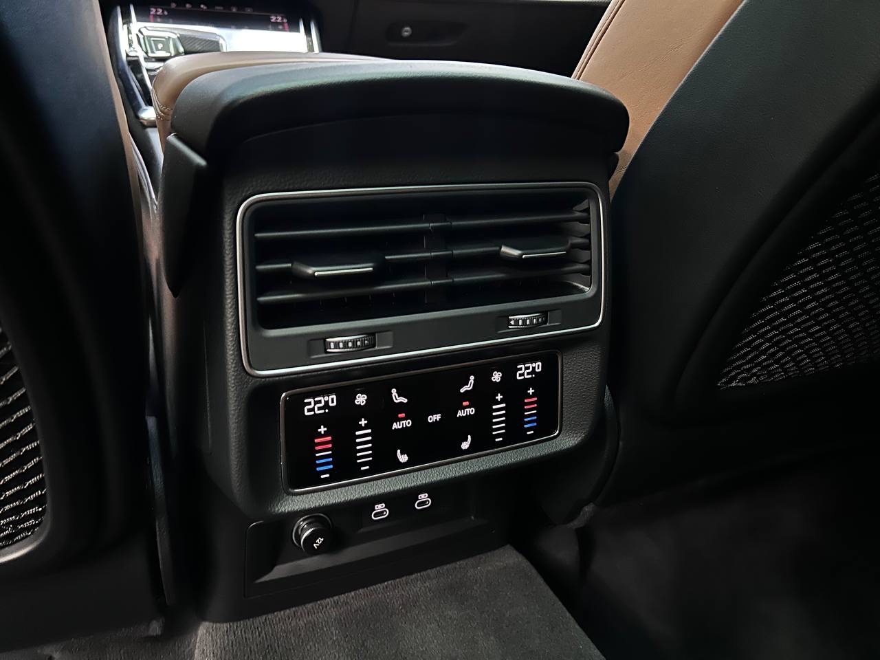 Audi RS Q8 - фото 13