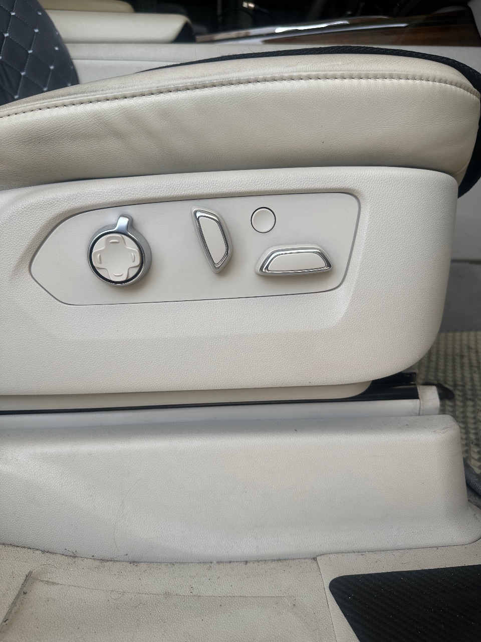 Cadillac Escalade - фото 11