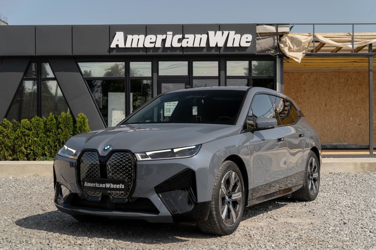 BMW iX - фото 1