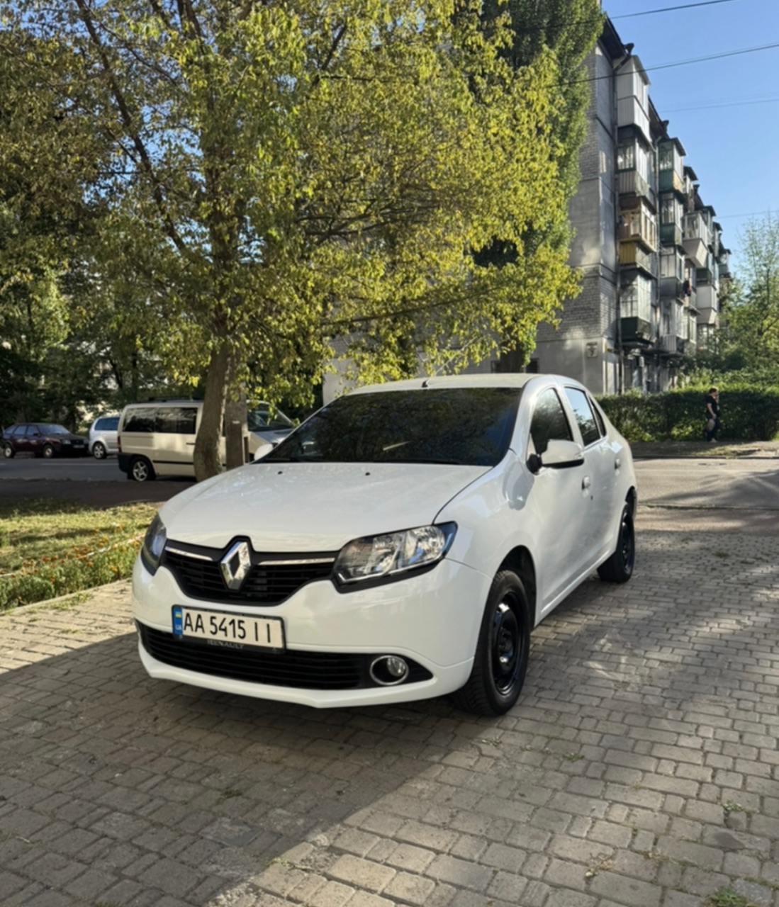 Renault Logan - фото 1