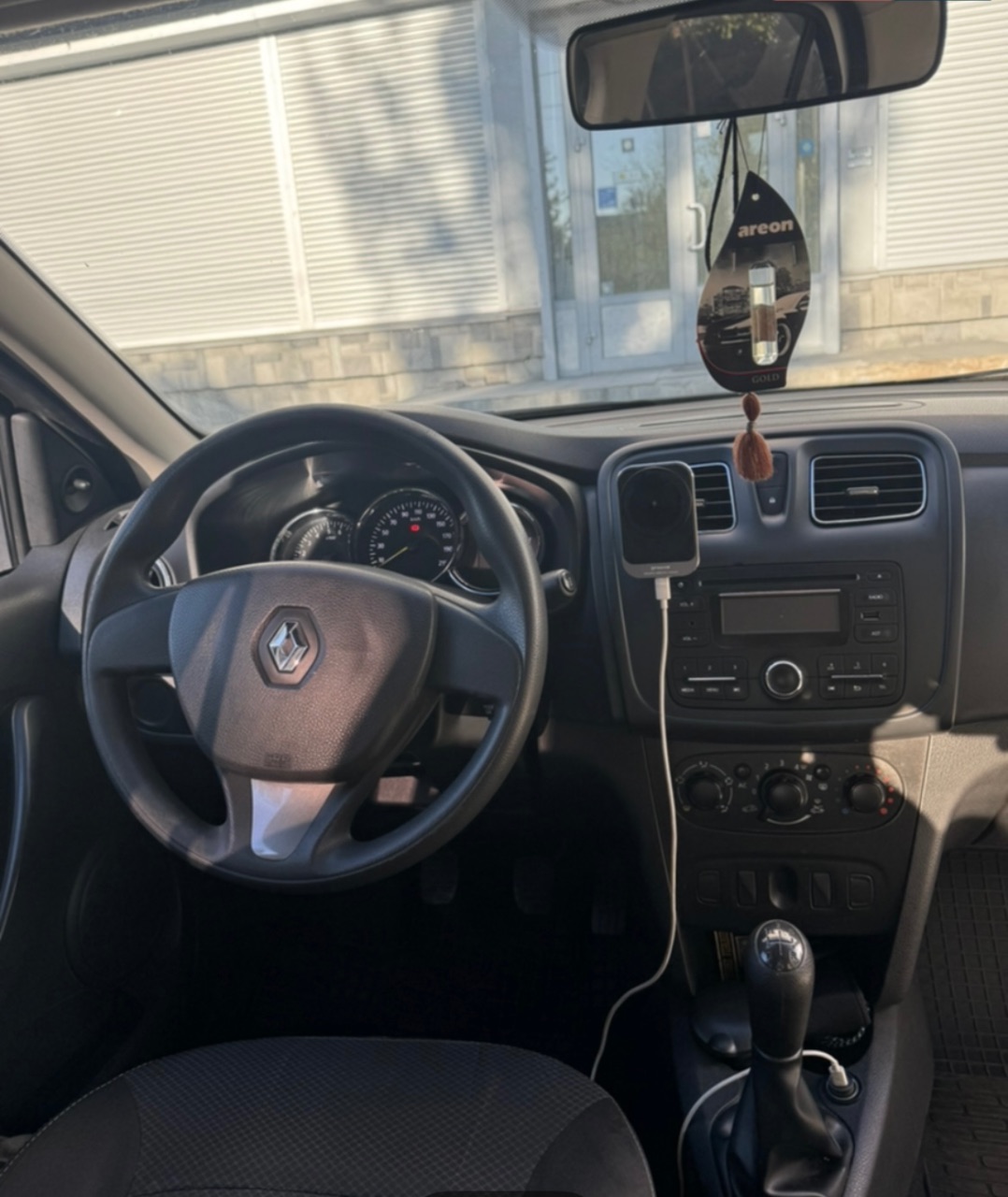 Renault Logan - фото 17