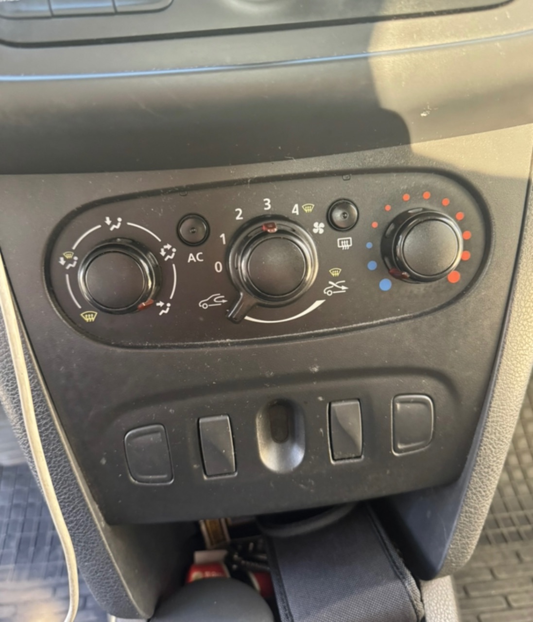 Renault Logan - фото 19