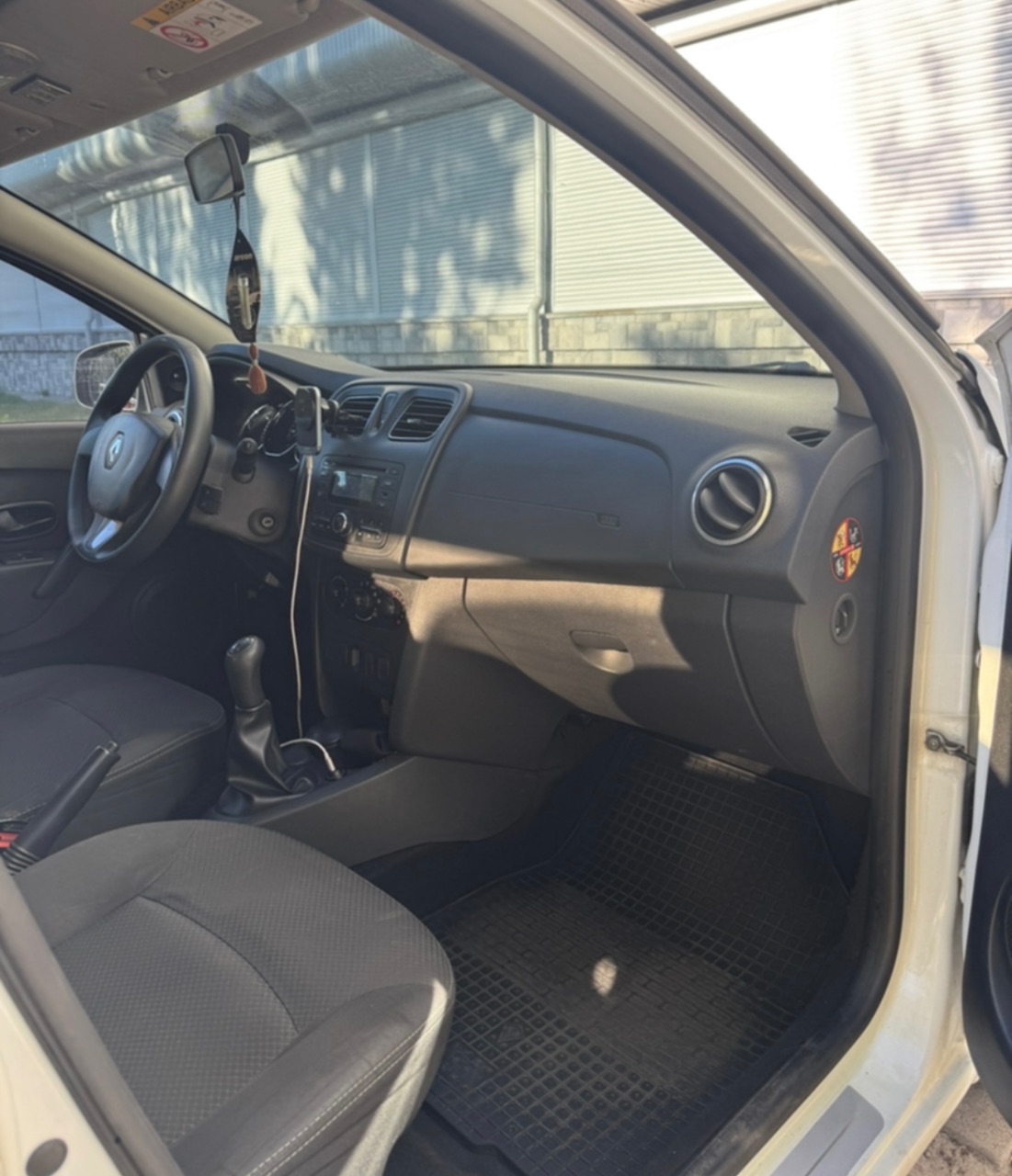 Renault Logan - фото 13