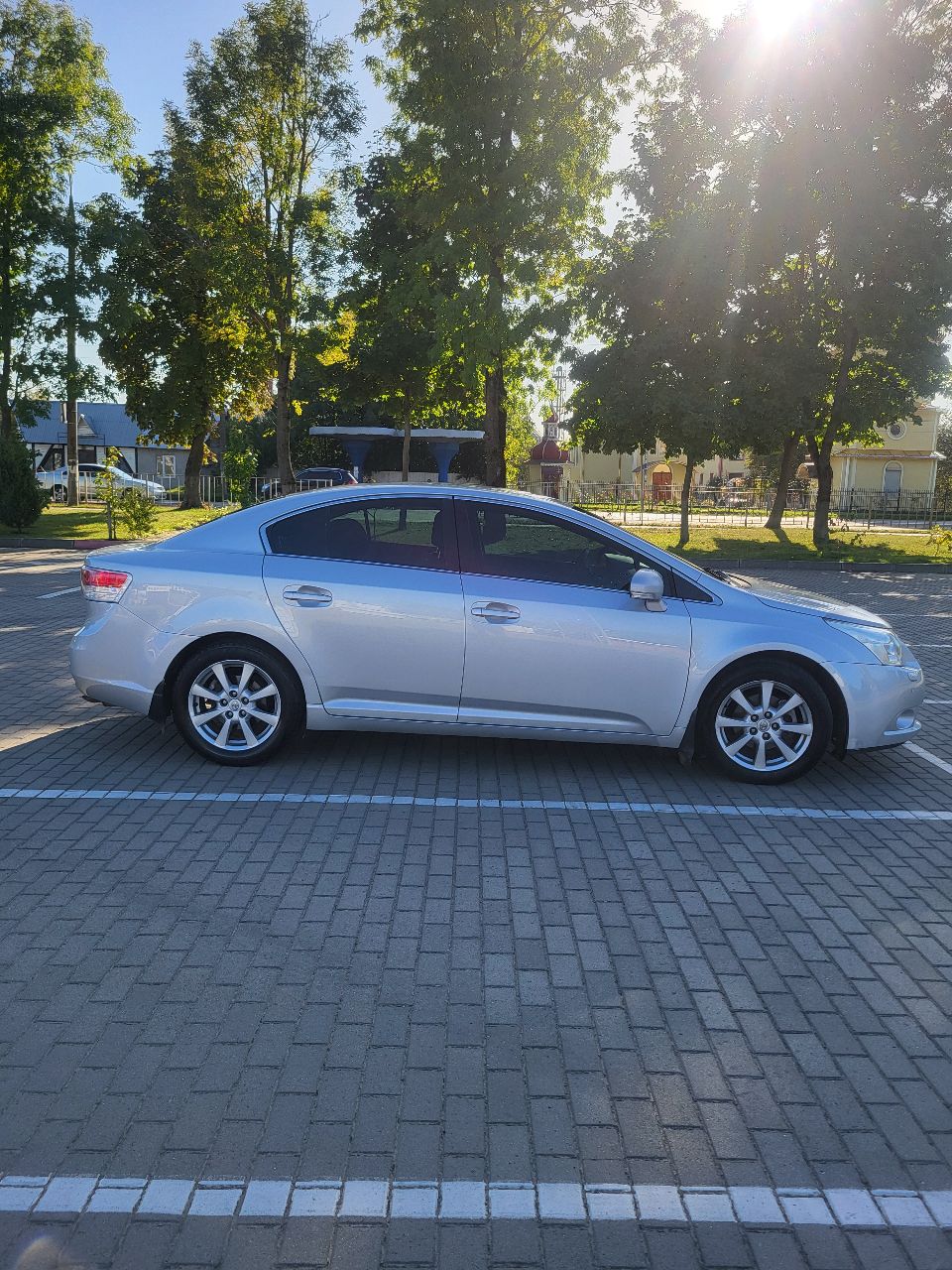 Toyota Avensis - фото 4
