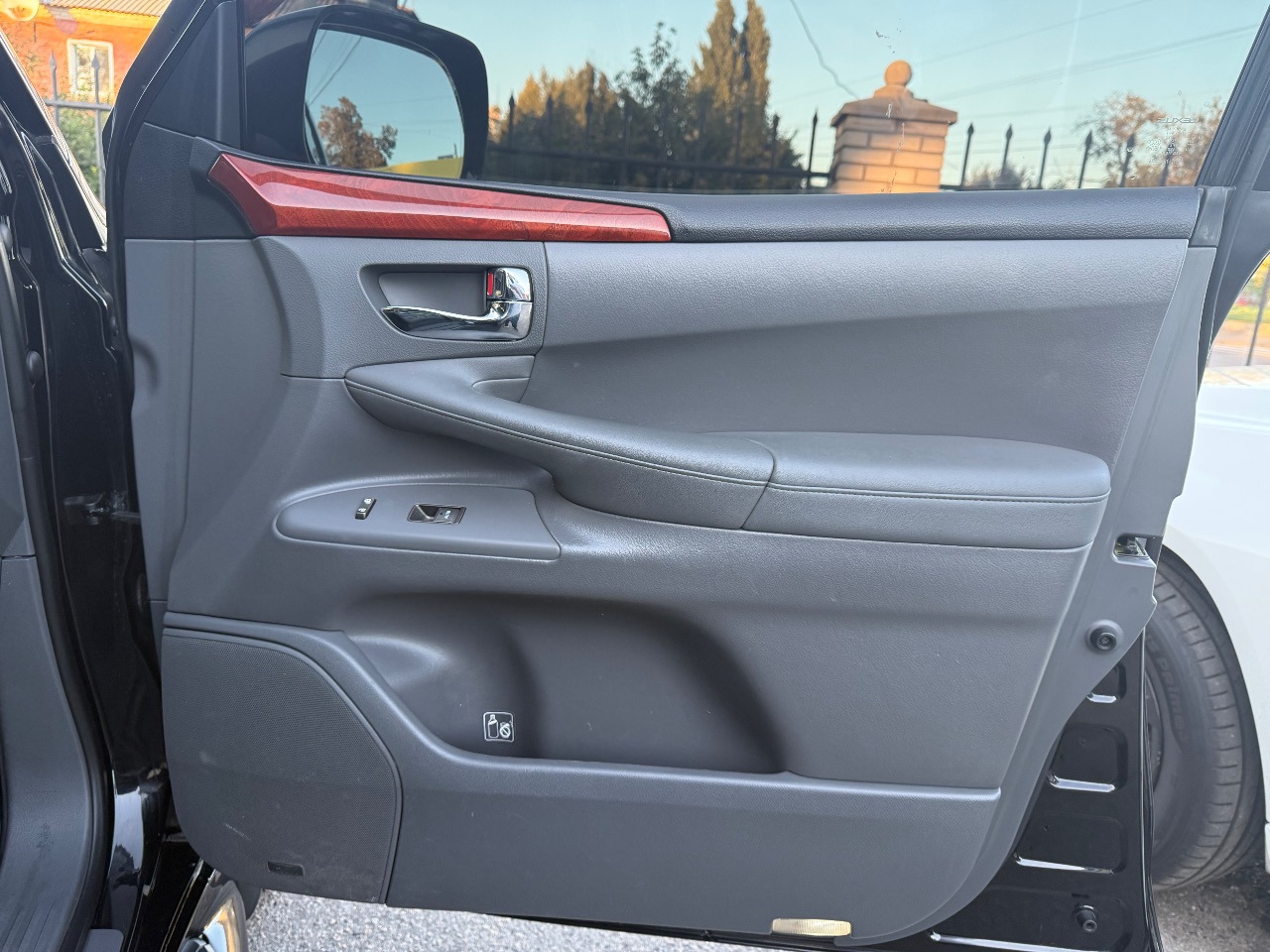 Lexus LX - фото 12