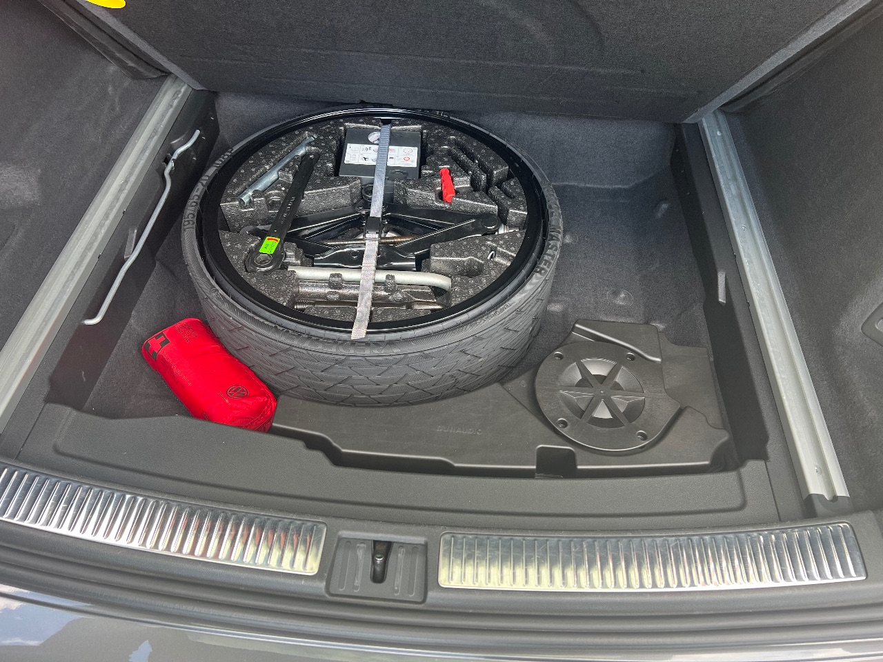 Volkswagen Touareg - фото 7