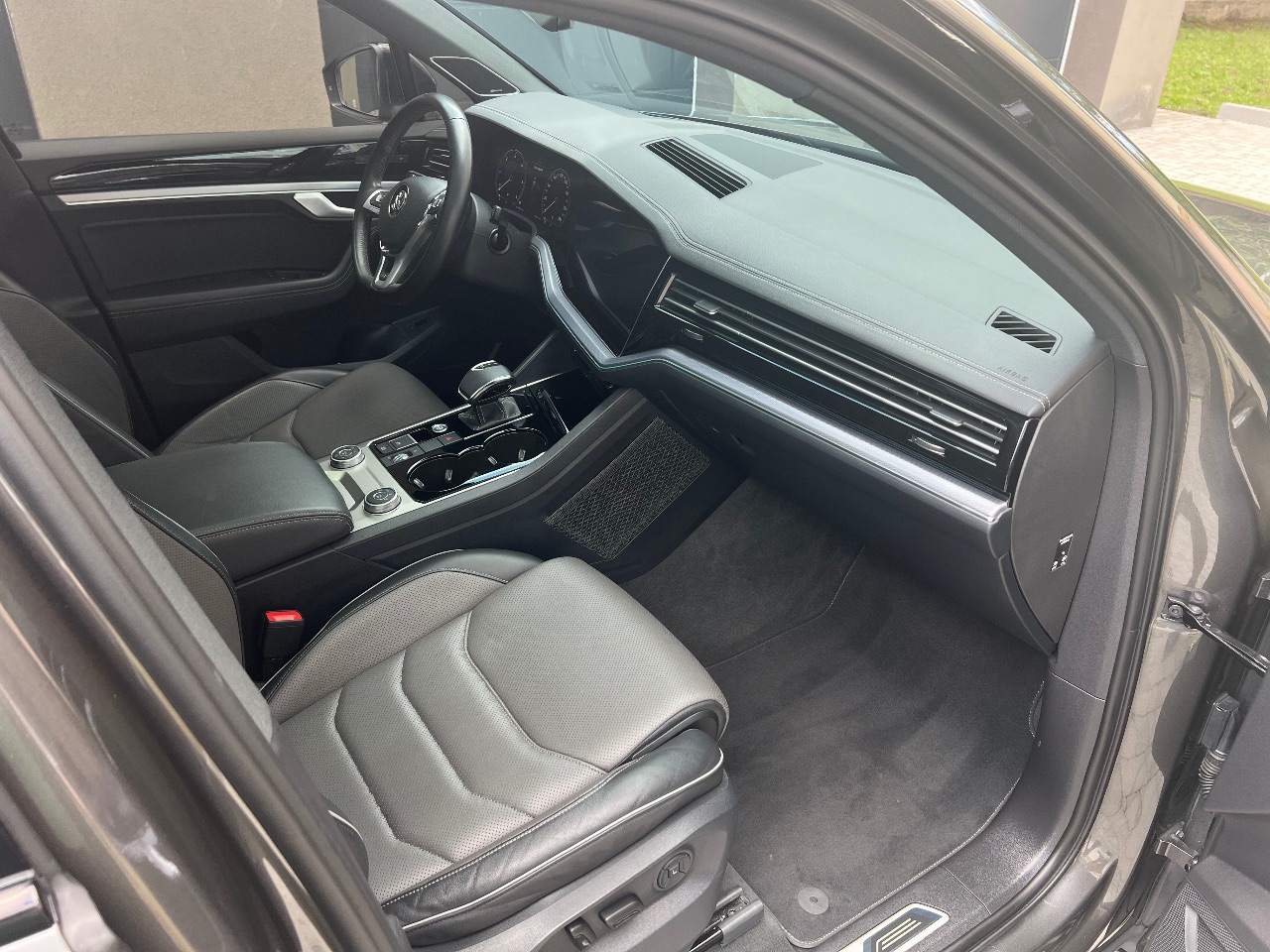 Volkswagen Touareg - фото 13