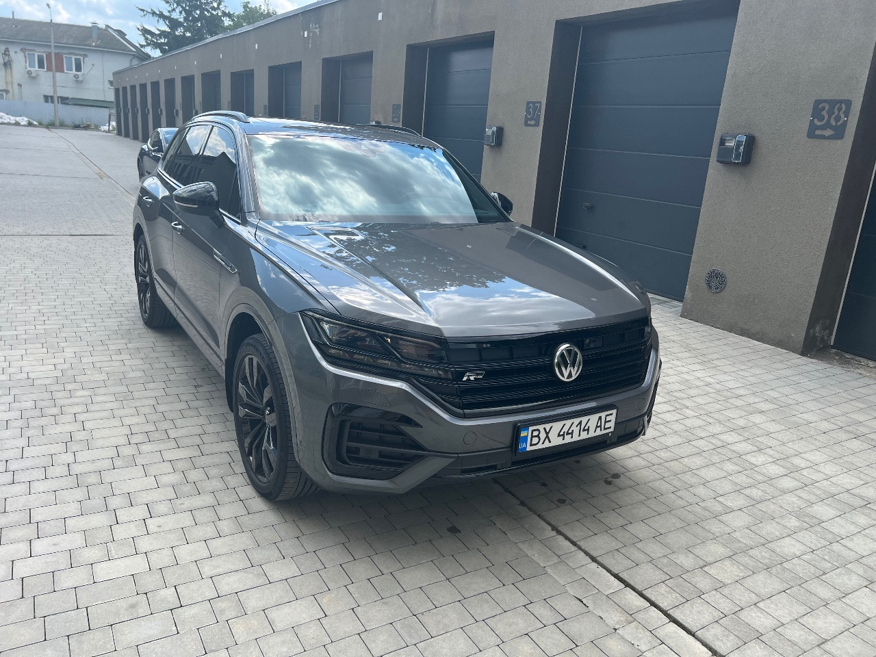 Volkswagen Touareg - фото 1