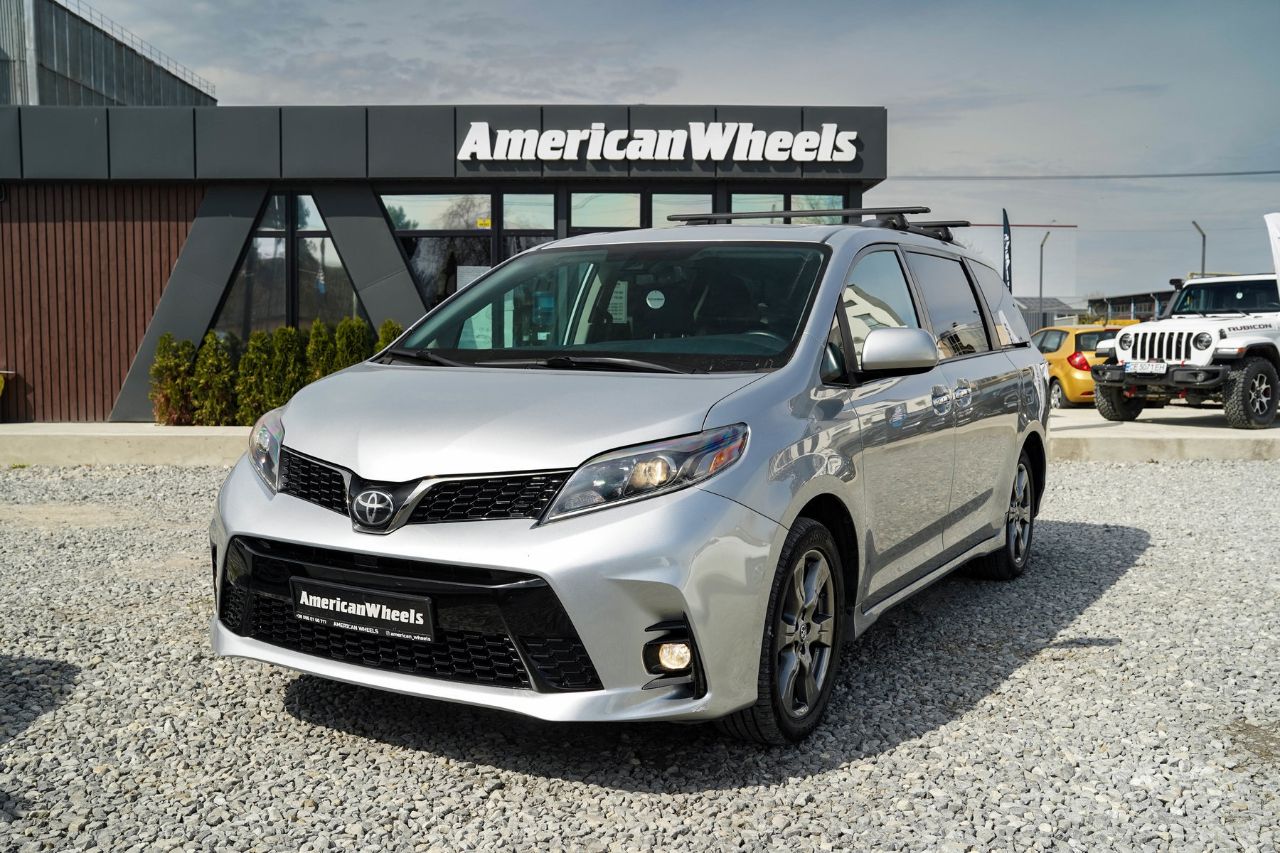 Toyota Sienna - фото 1