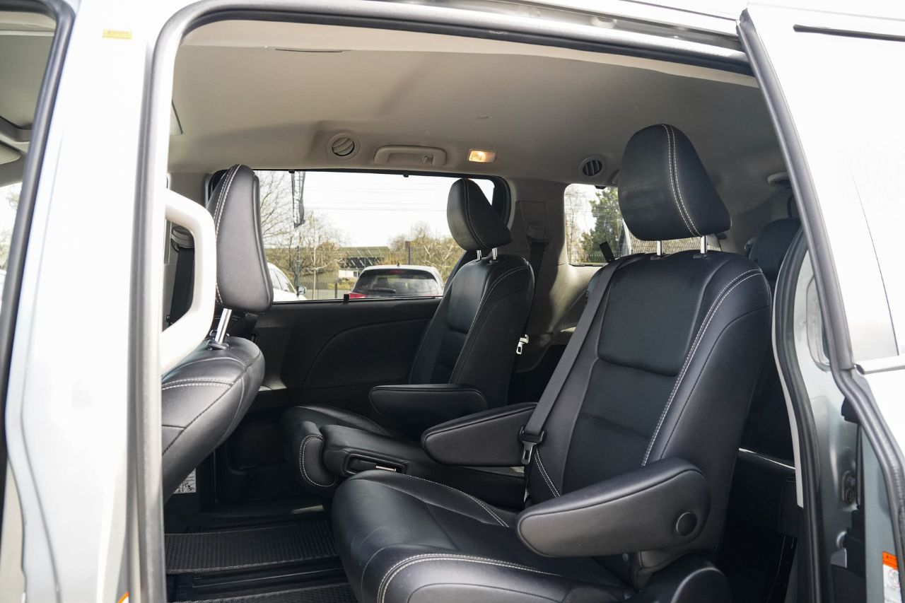 Toyota Sienna - фото 25