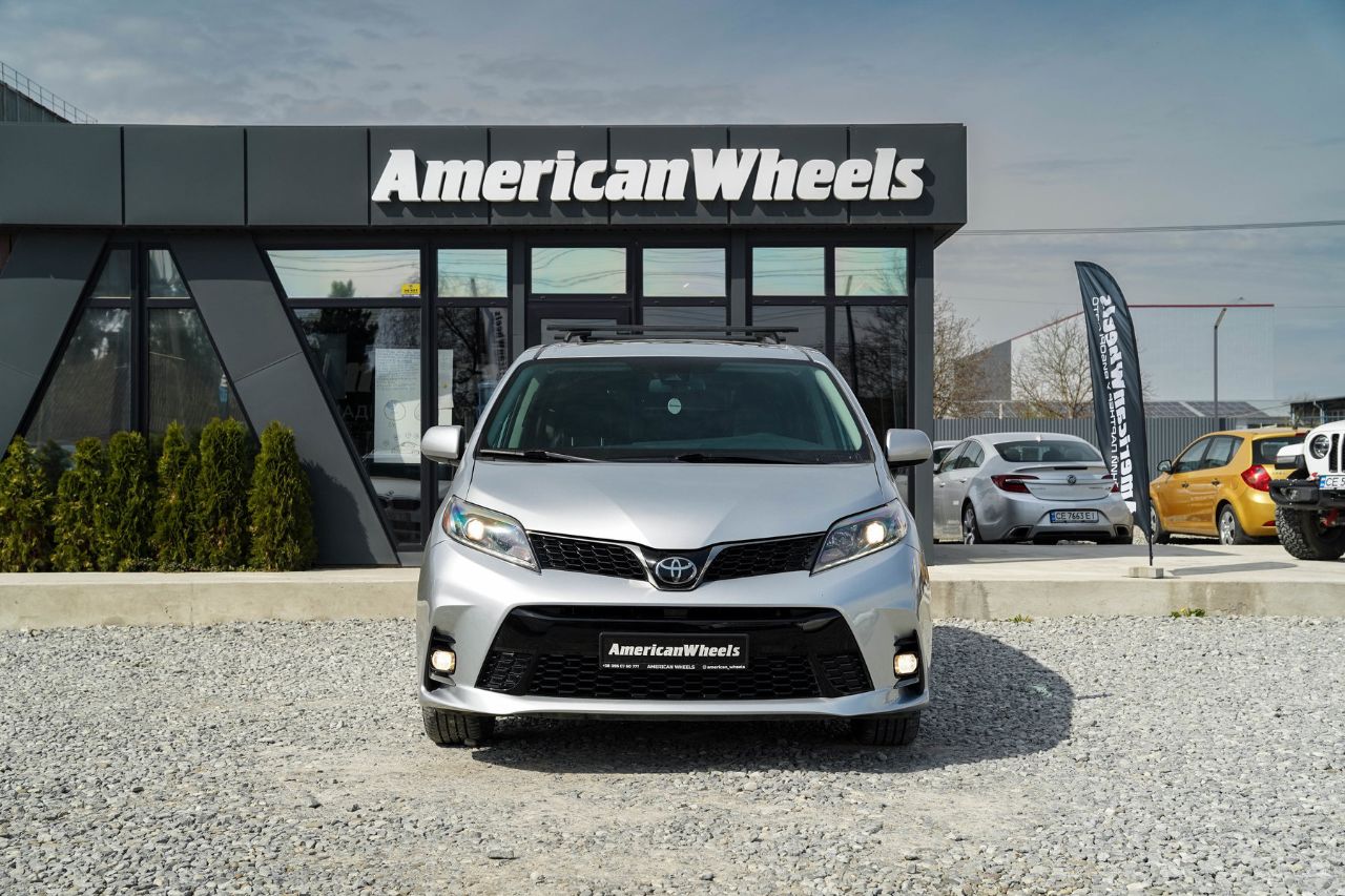 Toyota Sienna - фото 2