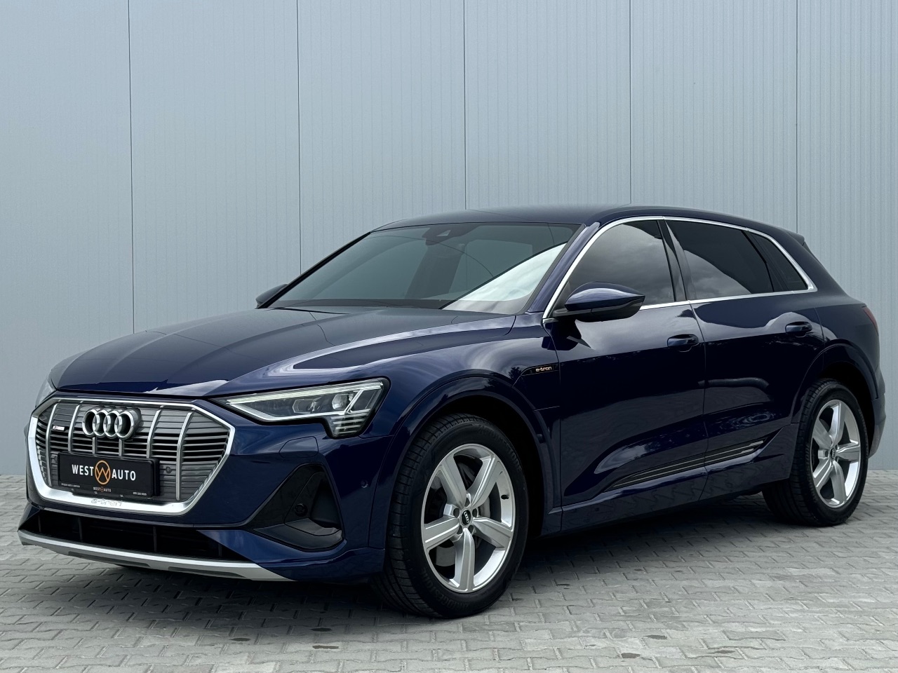 Audi e-tron - фото 1