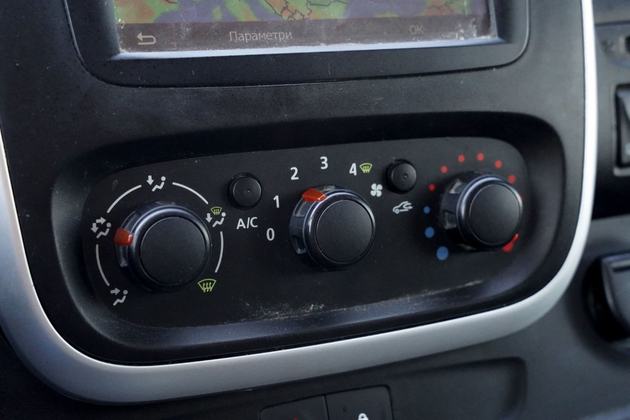 Renault Trafic - фото 19