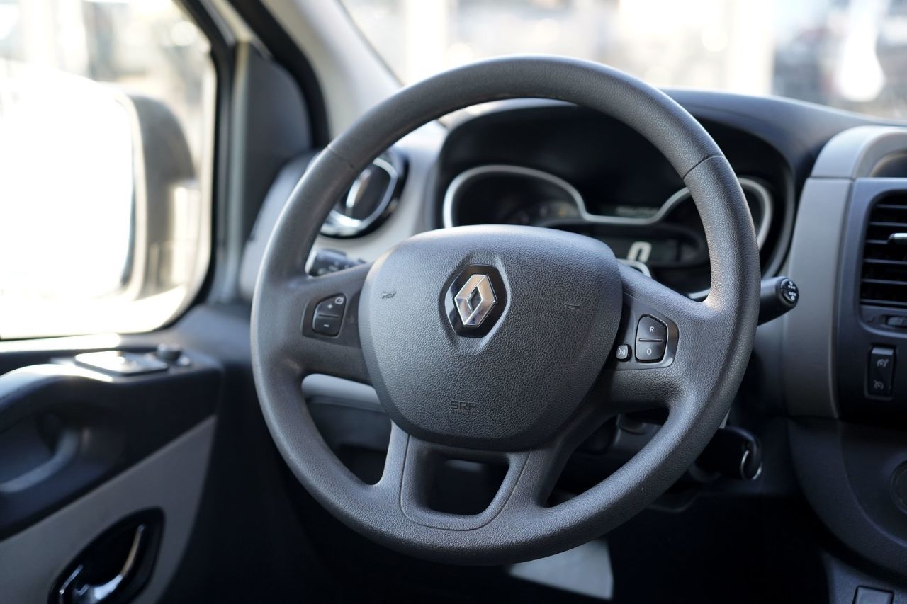 Renault Trafic - фото 16