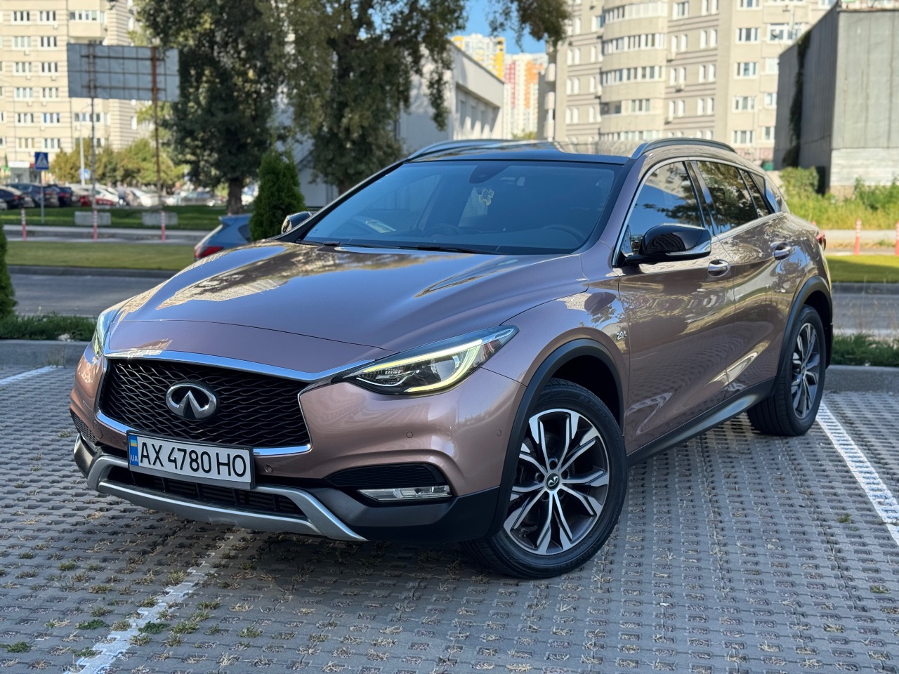 Infiniti QX30 - фото 1