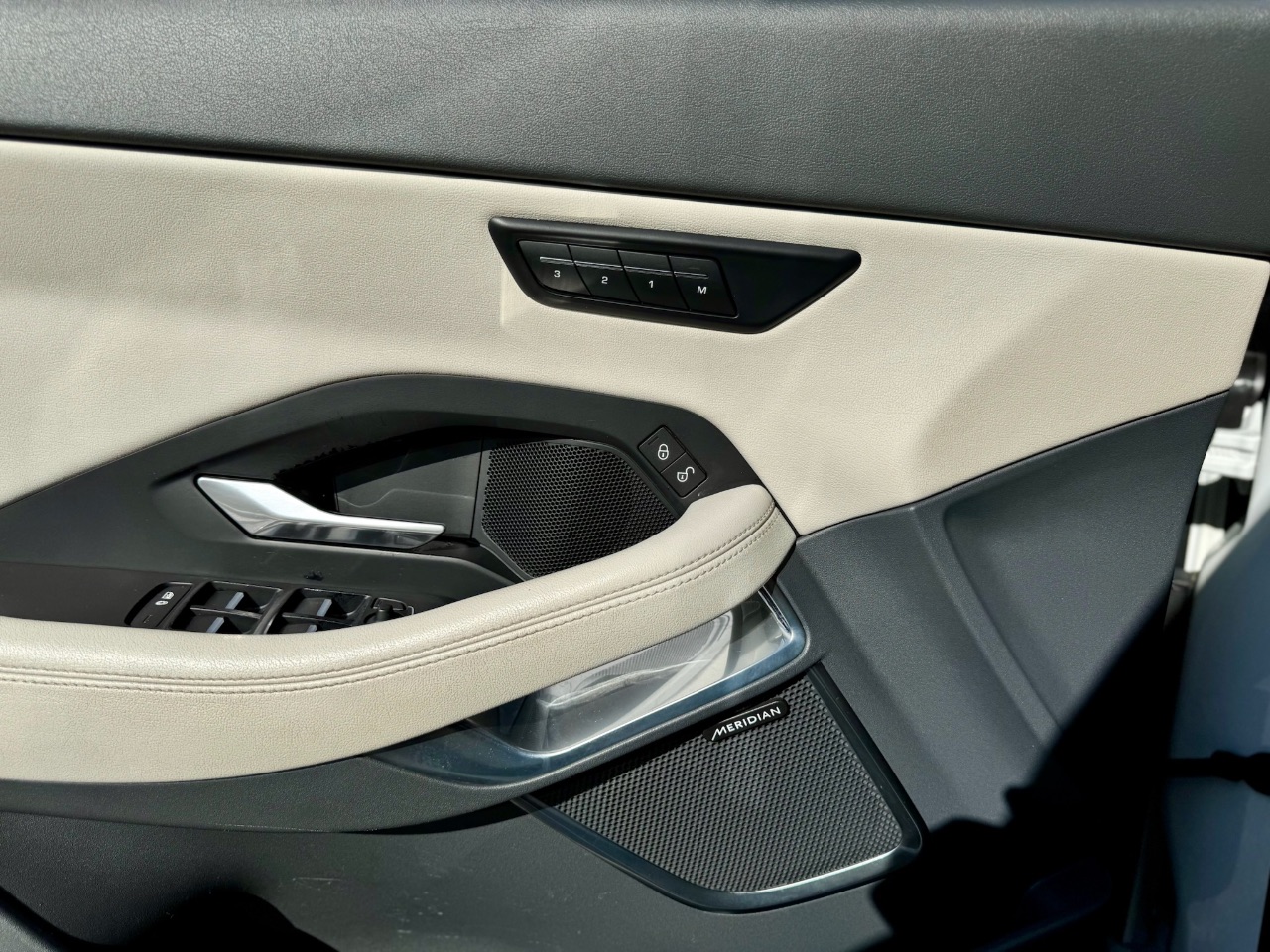 Jaguar E-Pace - фото 16