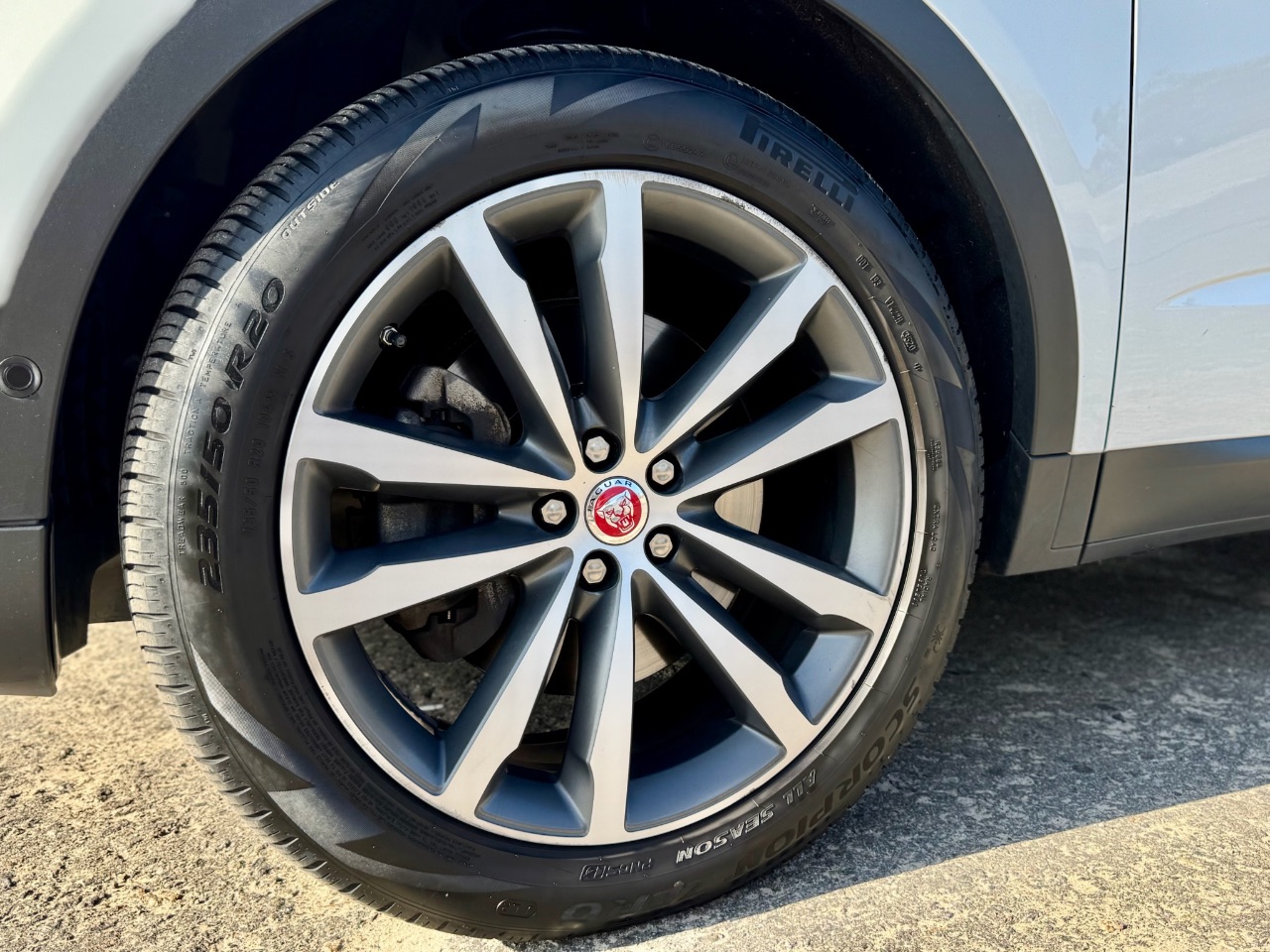 Jaguar E-Pace - фото 12