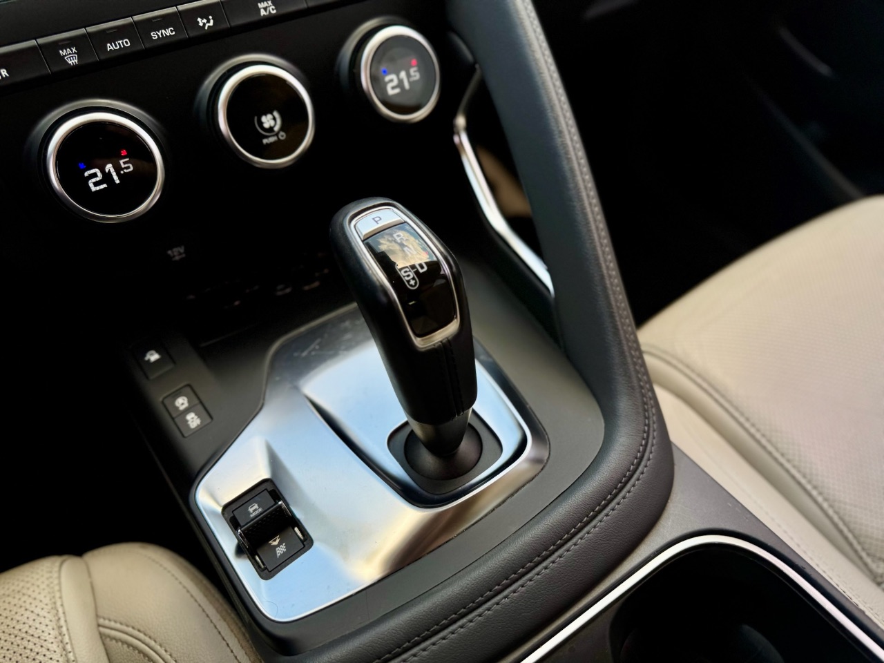 Jaguar E-Pace - фото 17