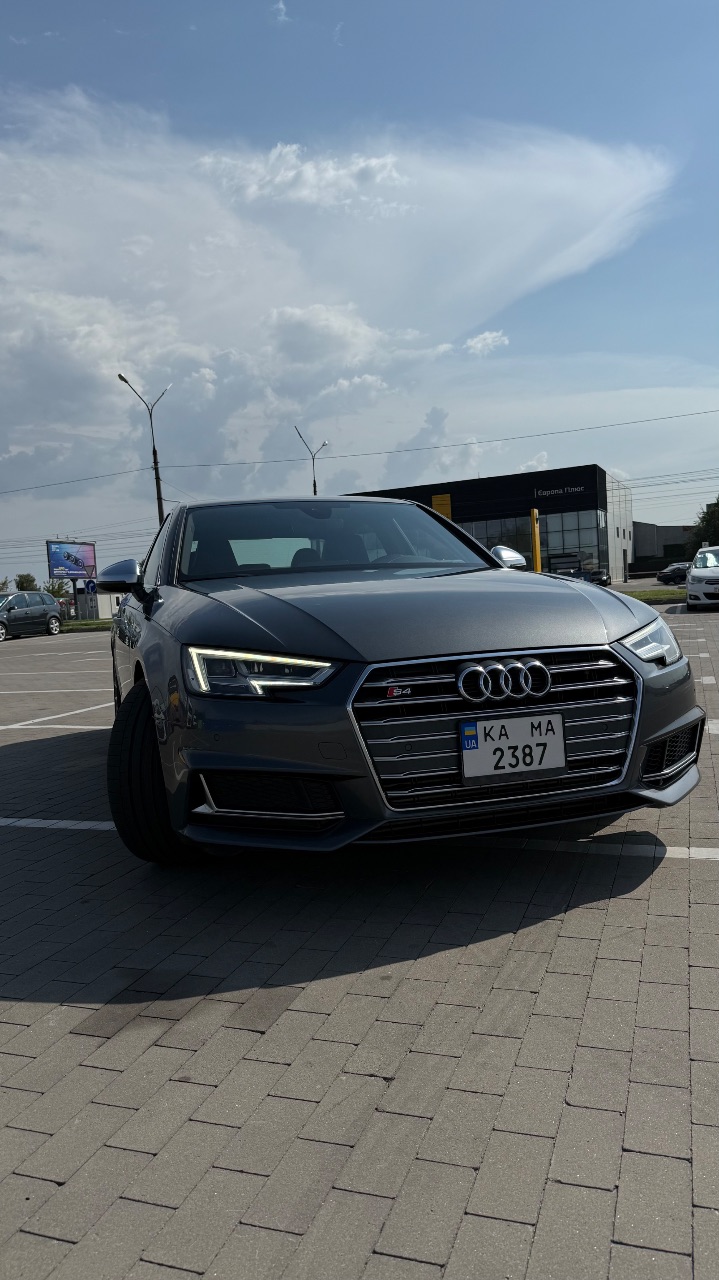 Audi S4 - фото 1