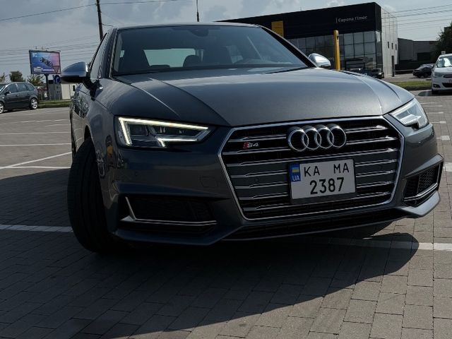 Audi S4 - фото 1