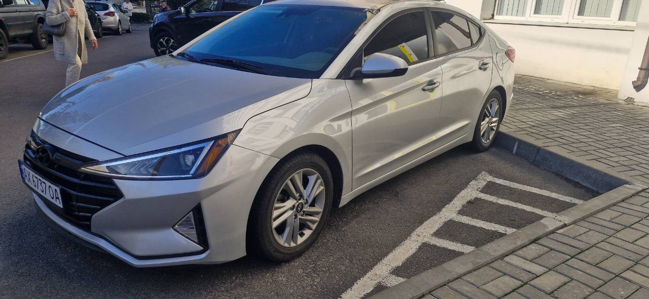 Hyundai Elantra - фото 1