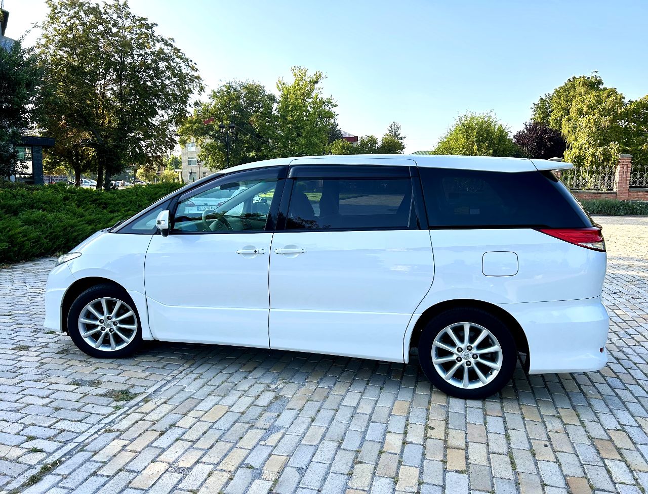 Toyota Estima - фото 20